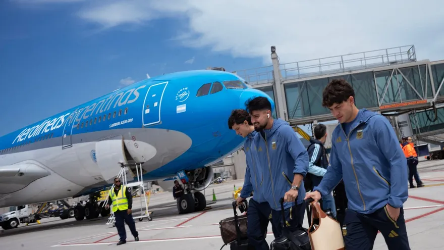 Jugadores de la Selección de Argentina tras su llegada al Aeropuerto Internacional de Kansas City