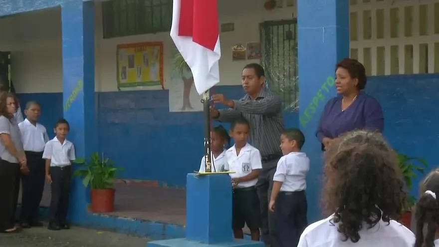 Actos cívicos en memoria de docentes fallecidos