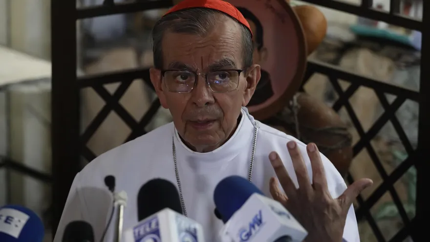 El cardenal salvadoreño Gregorio Rosa Chávez ofrece una rueda de prensa hoy, en San Salvador (El Salvador).