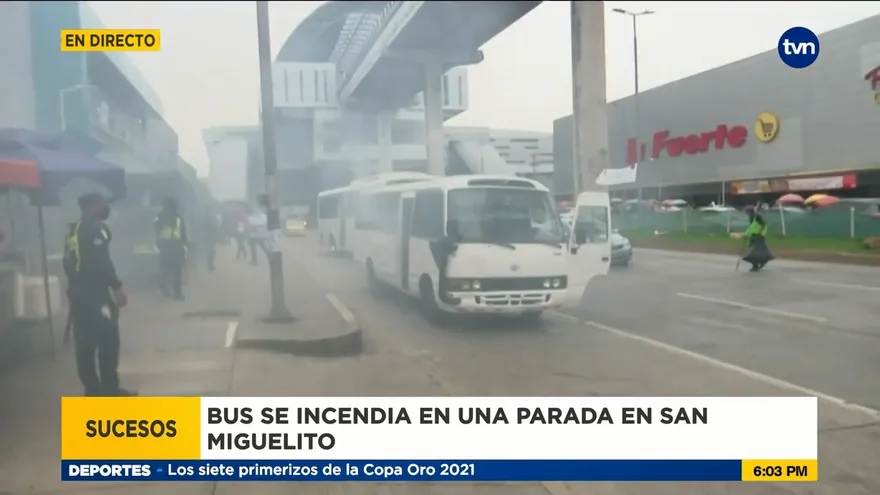 Temor en una parada por un bus que botaba humo