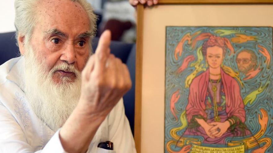 El artista mexicano Guillermo Monroy Becerril habla durante una entrevista con Efe este 18 de junio, en su casa en la ciudad de Cuernavaca (México).