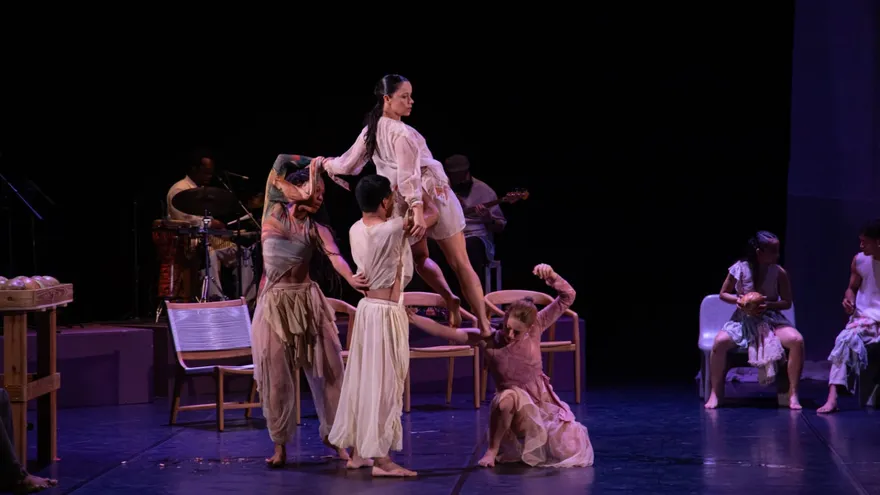 Esta presentación también marcó un hito para la compañía, al ser la primera vez que se presenta en este escenario, tras consolidarse como residente en Ciudad de las Artes desde 2025, con el respaldo del Ministerio de Cultura de Panamá.