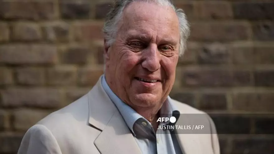 El escritor británico Frederick Forsyth