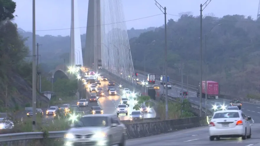 Inversión de carriles por el puente Centenario