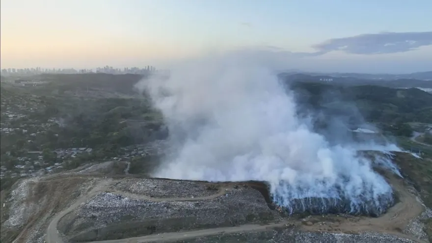 La densa columna de humo en cerro Patacón