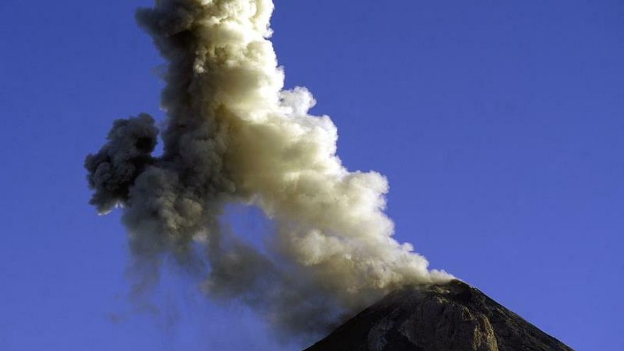 Vista panorámica del volcán de Fuego ubicado a 60 kilómetros al suroeste de la capital guatemalteca.