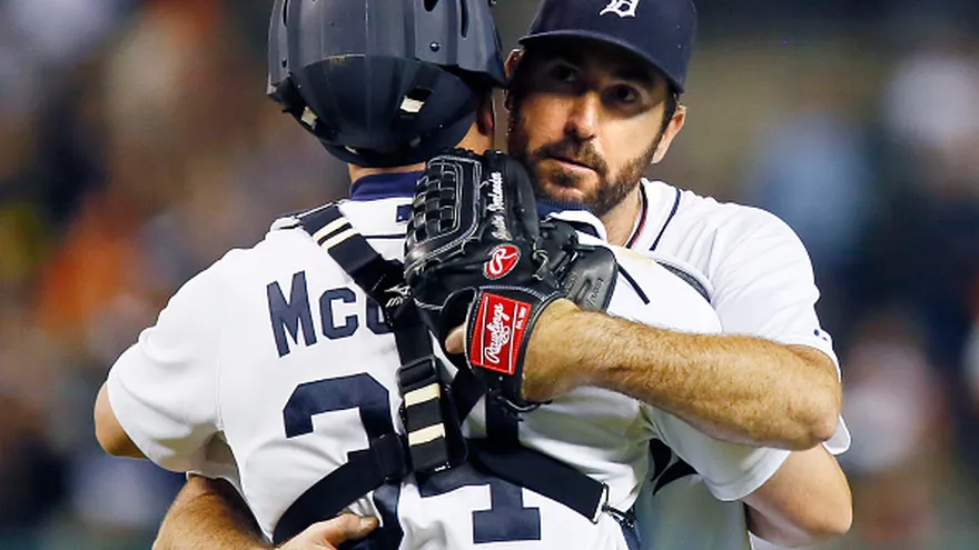 Justin Verlander junto a James McCann