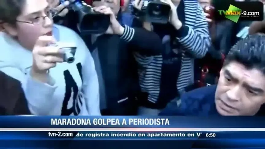 Maradona le da cachetada a periodista