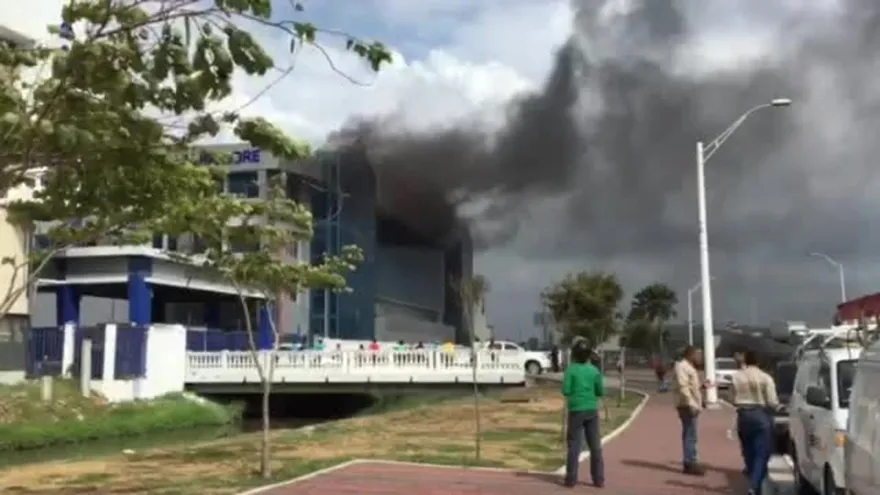 Se incendia edificio nuevo de la Zona Libre de Colón