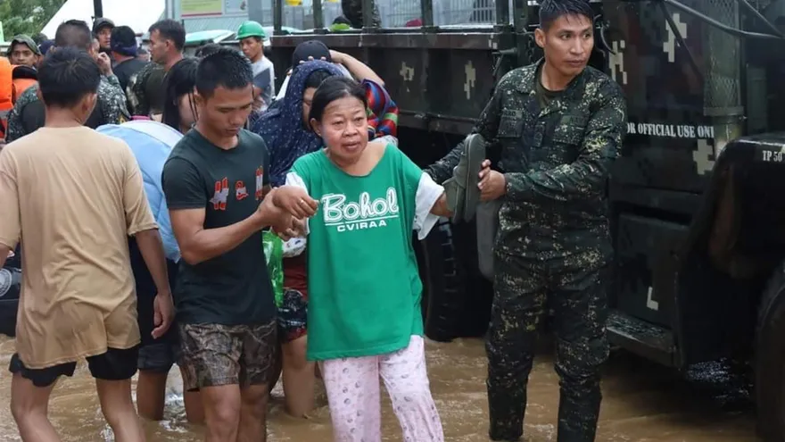 Personal rescata a afectados por inundaciones
