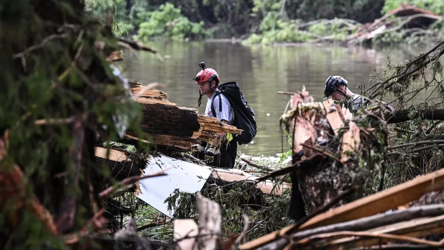 Equipos de rescate en la búsqueda de niñas desaparecidas en Texas.