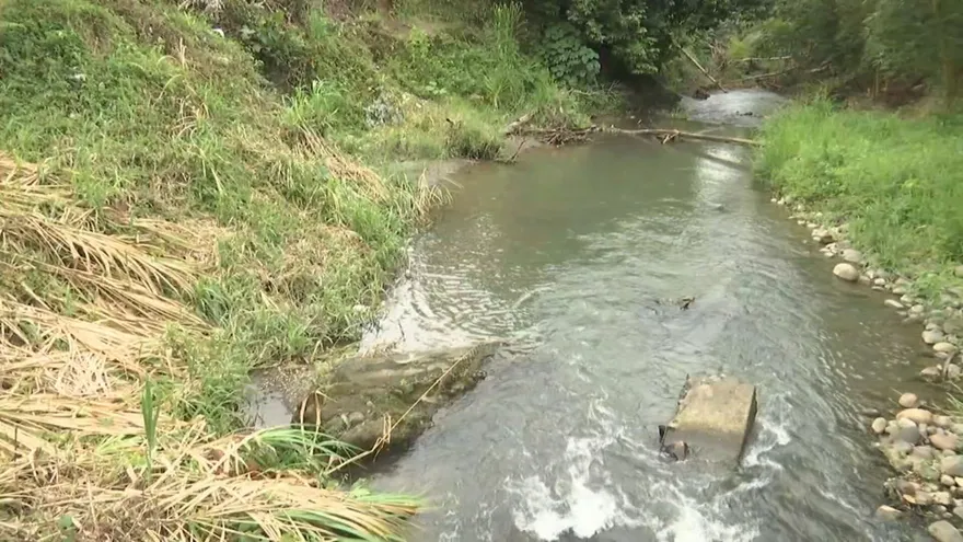 El puente se desplomó cuando un camión volquete intento cruzar