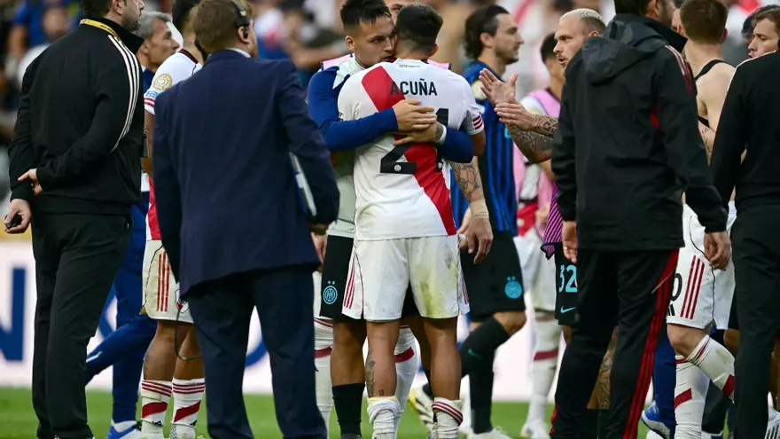 Mundial de Clubes 2025 Lautaro Martínez abrazando a Marcos Acuña
