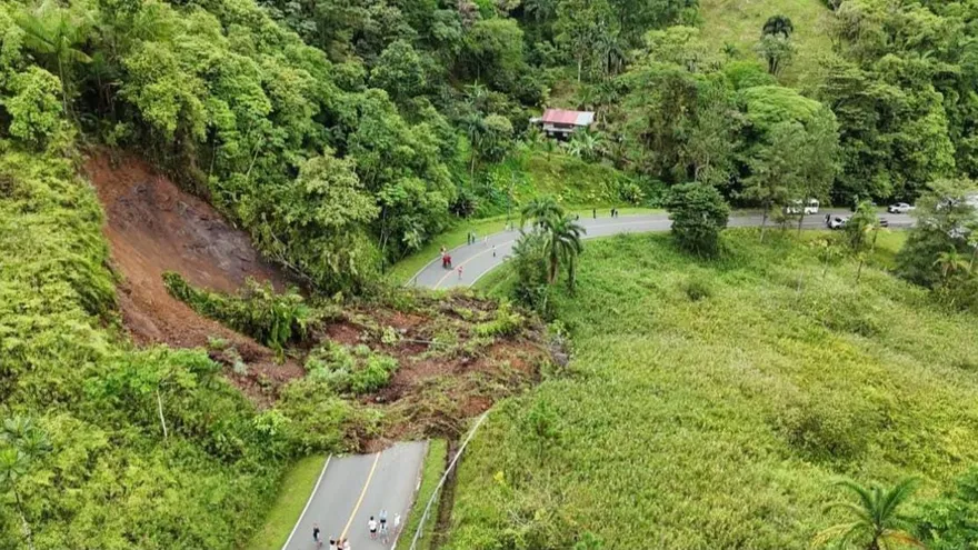 Deslizamiento de tierra afecta vía hacia Bocas del Toro