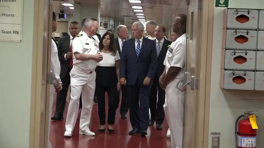 Pence visita buque hospital que atenderá a venezolanos en Latinoamérica