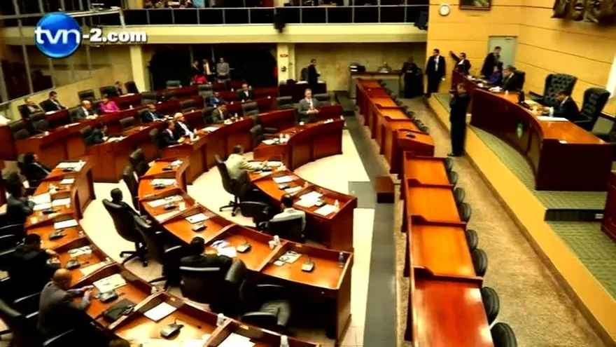 Diputados no descartan volver a intentar citar a Contralora