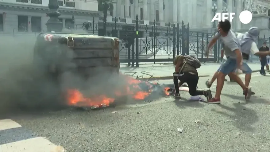 Enfrentamientos frente al Congreso de Argentina.