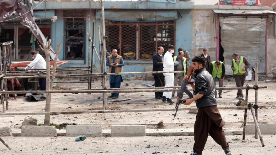 Miembros de las fuerzas de seguridad afganas inspeccionan la escena tras un atentado suicida en las proximidades de una gran explanada en la que se concentraban miles de miembros de la minoría chií Hazara en el oeste de Kabul (Afganistán) hoy, 9 de marzo de 2018. EFE