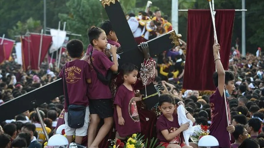 La multitudinaria procesión del "Nazareno Negro"
