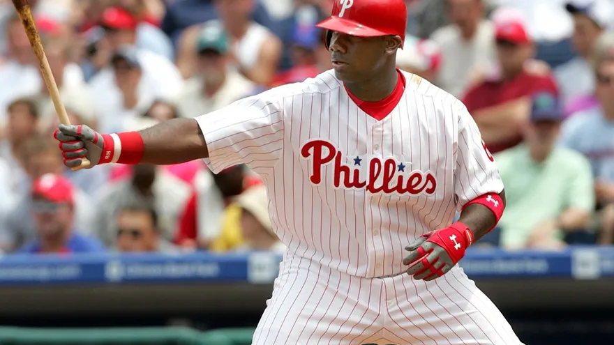 Ryan Howard, de los Filis, mejora tras lesión de pie izquierdo