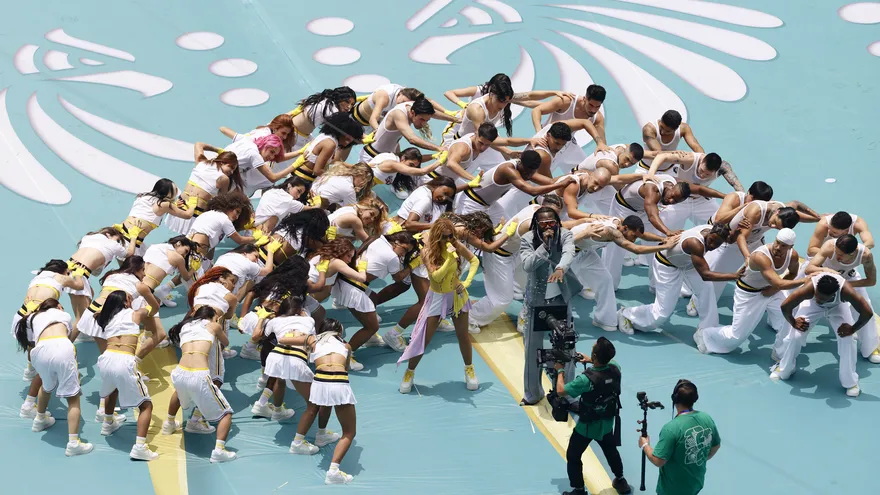 Shakira y Burna Boy en medio del show