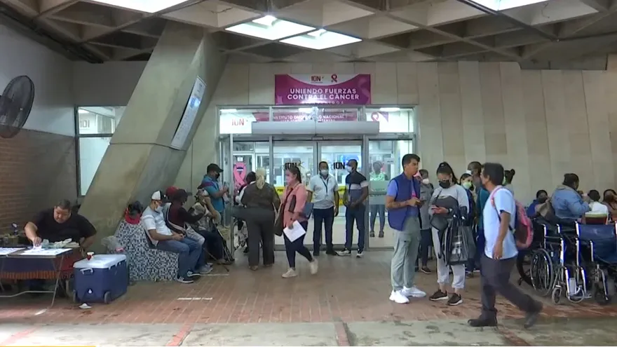 Pacientes del ION madrugaron para no perder sus tratamientos