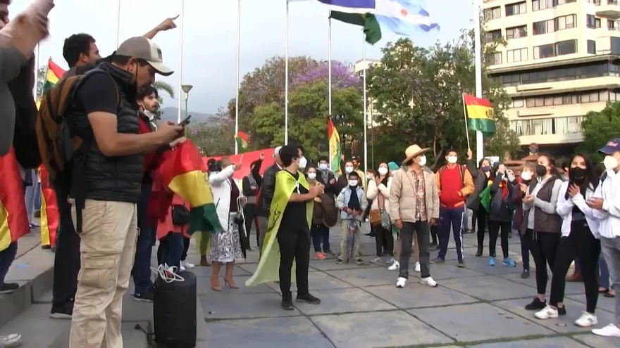 Cientos de bolivianos protestan contra el triunfo de Arce
