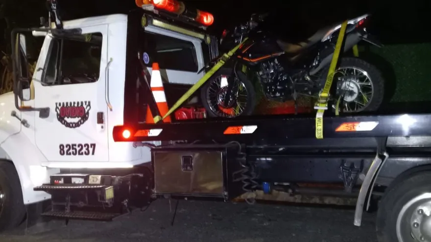 Una motocicleta siendo trasladada por una grúa