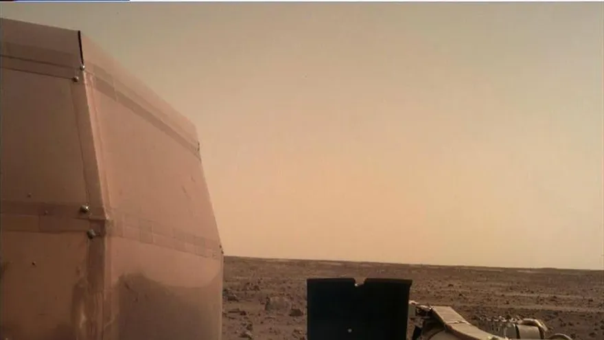 InSight desentumece su pinza robótica y toma fotos en Marte.