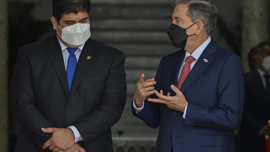 Los presidentes Carlos Alvarado (iqz) de Costa Rica y Laurentino Cortizo de Panamá