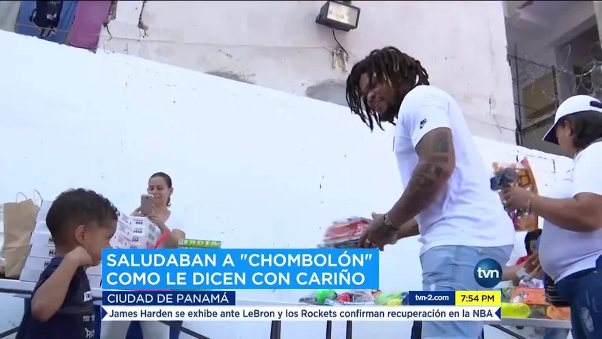 Román Torres lleva alegría a niños en Santa Ana