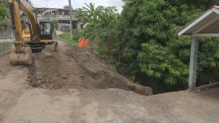 Vuelve a colapsar socavón en Villa Fortuna tras intensas lluvias; MOP reinicia reparaciones