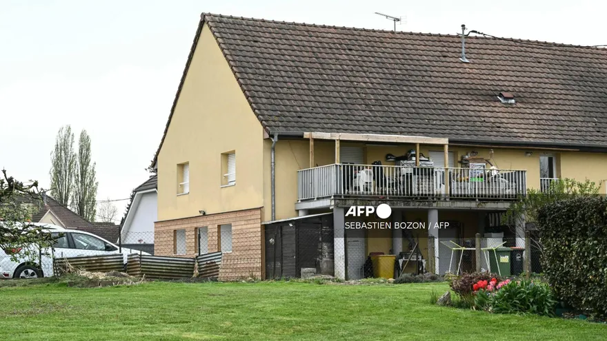 Una fotografía muestra un edificio residencial, con la terraza de los sospechosos en el primer piso (C) y el área de estacionamiento (L), en el lugar donde un niño fue descubierto desnudo y desnutrido sobre un montón de basura en una camioneta donde lo habían mantenido encerrado, en Hagenbach, al este de Francia,