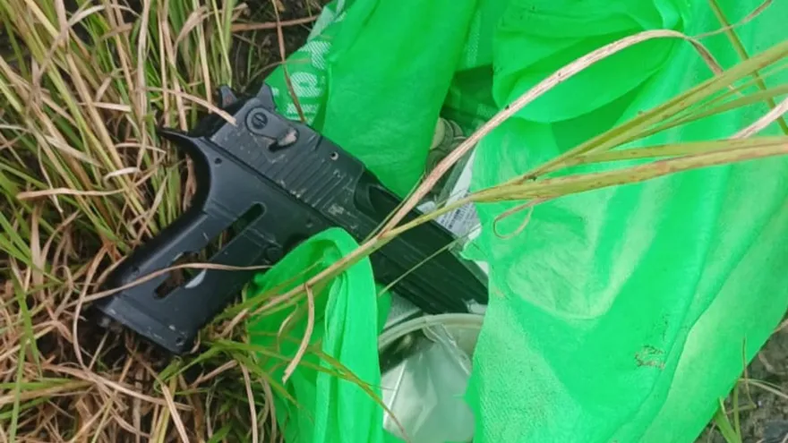 Decomisan arma de fuego durante operativo policial.