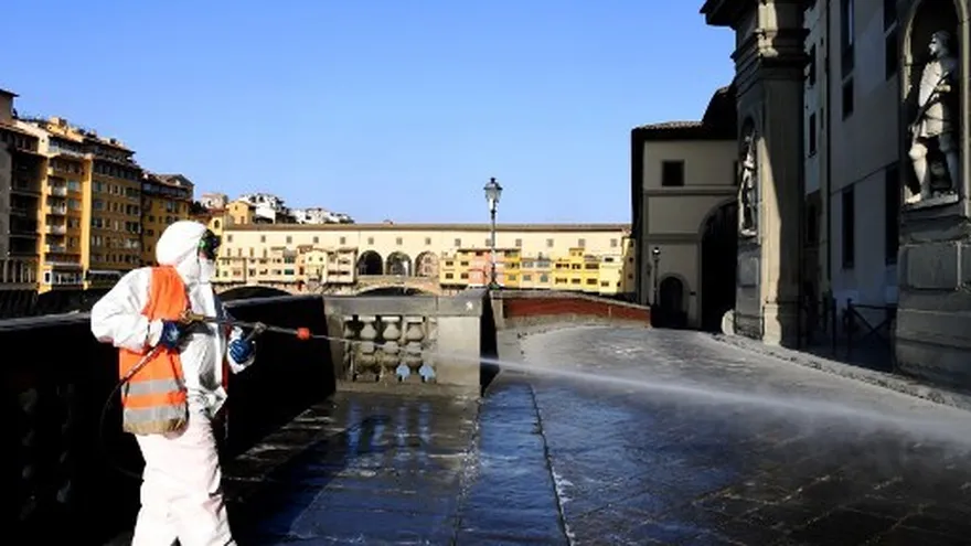 Un trabajador municipal desinfectando las calles.