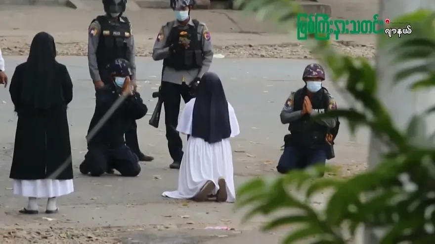 Las monjas de Birmania se plantan frente a militares