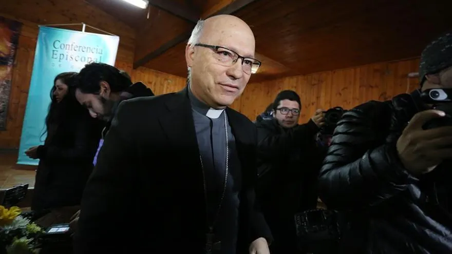 En la imagen, el obispo auxiliar de la arquidiócesis de Santiago, Fernando Ramos.