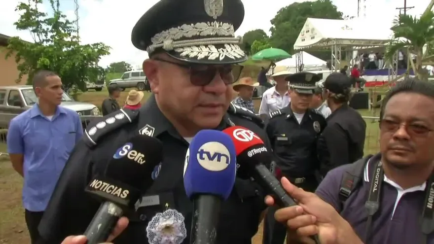 Policía tras la pista de joven que tocaba a mujeres en centros comerciales