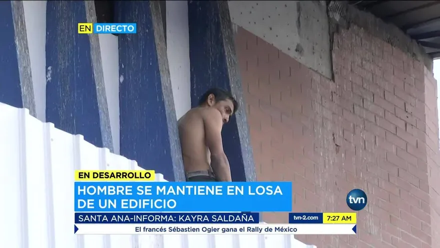 Autoridades atienden emergencia por hombre que subió edificio en Santa Ana