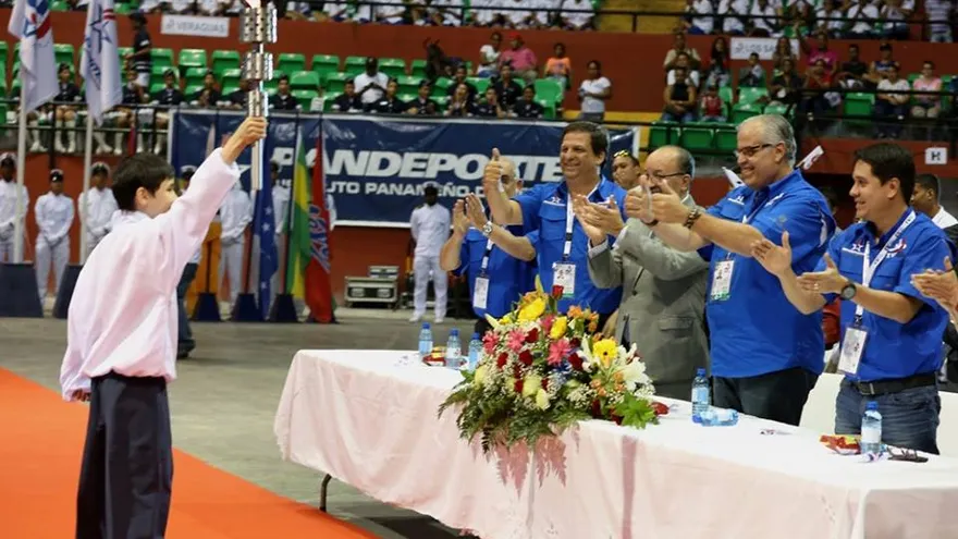 Jacobo Vahnish muestra la antorcha que contenía la llama con la que encendió el pebetero