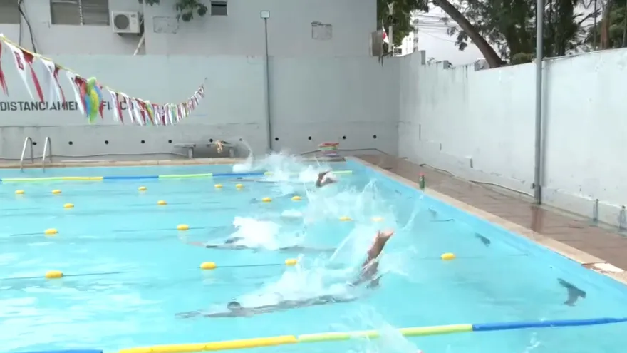 La natación tiene beneficios para la salud física y mental