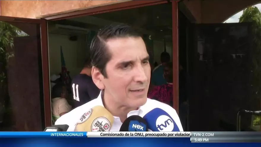 Rómulo Roux se opone a expulsión de diputados de CD