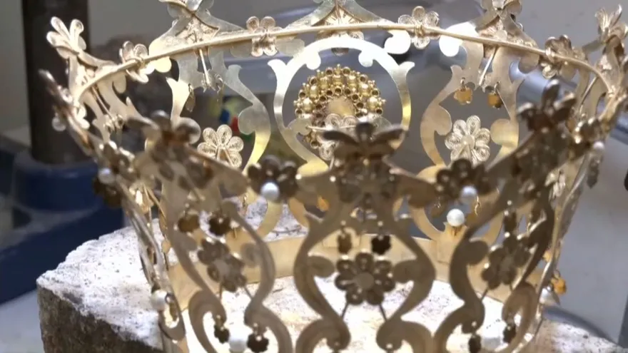 Coronas que se usan con las reinas empolleradas para el día folclórico