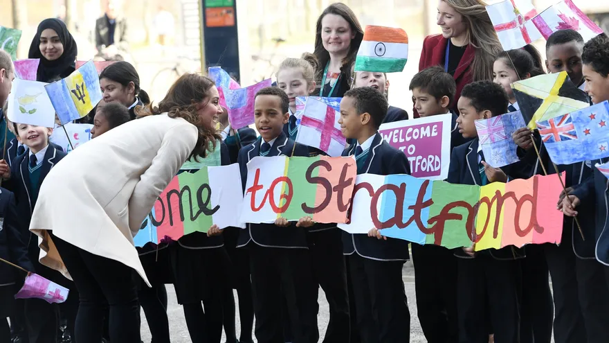 La duquesa Catalina de Cambridge habla con unos niños a su llegada a la Caja de Cobre en el Parque Olímpico Reina Isabel en Londres (Reino Unido)