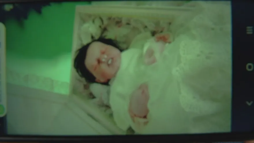 Imagen de la muñeca que se encontraba dentro de ataúd del bebé falso.