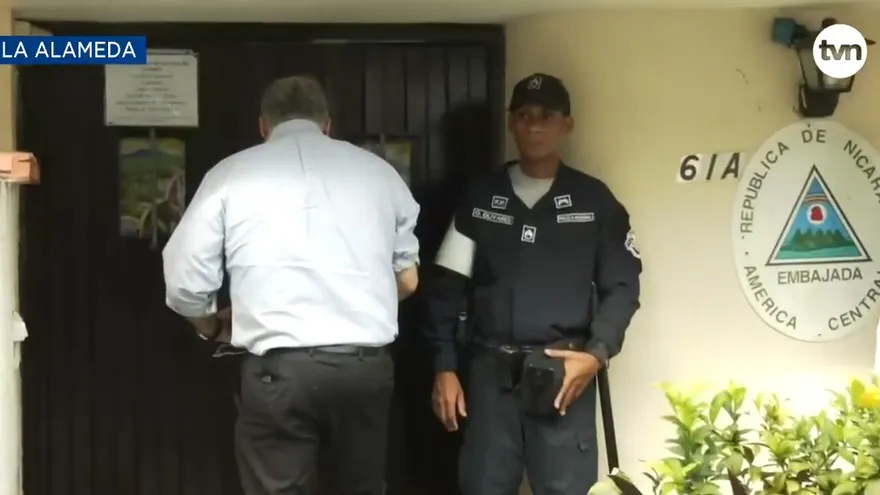 Con Martinelli refugiado, visitas y enseres siguen llegando a la embajada de Nicaragua