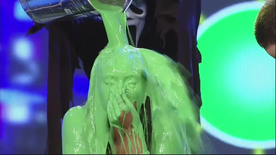 Los guerreros que no cumplieron con el Semáforo se llevaron baldazos de pintura