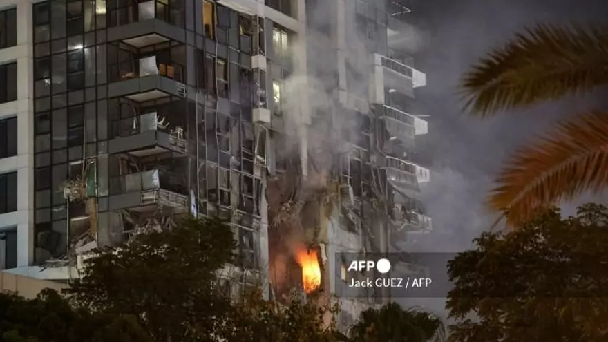 Misil de Irán impacta un edificio en Israel.