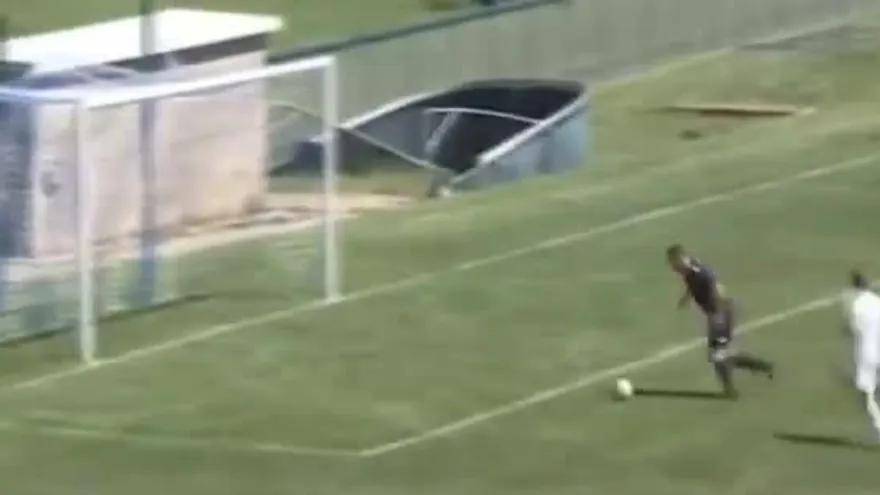 Un jugador marcó un gol después de hacer un salto mortal
