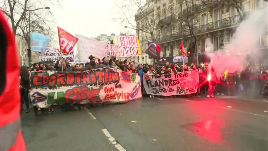 Miles de franceses vuelven a las calles en pulso contra reforma de pensiones de Macron
